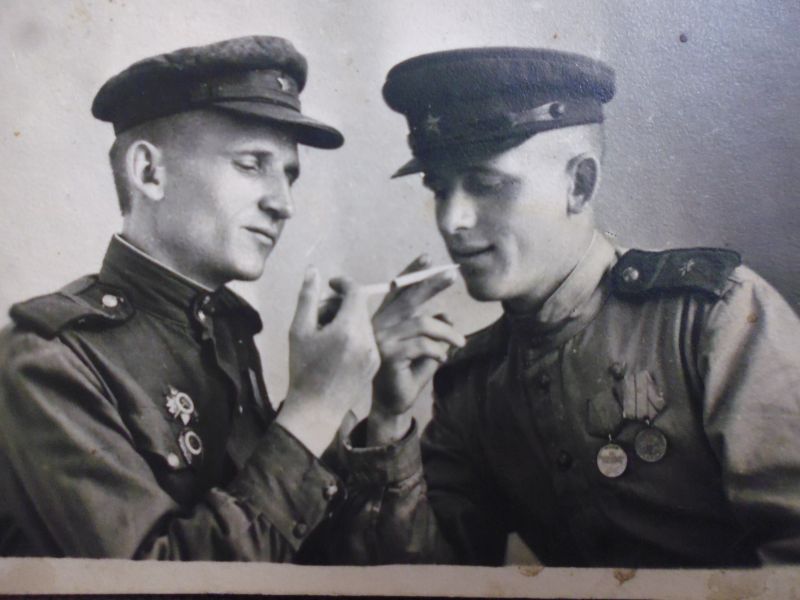 Файл:А. П. Калашников с боевым товарищем.jpg