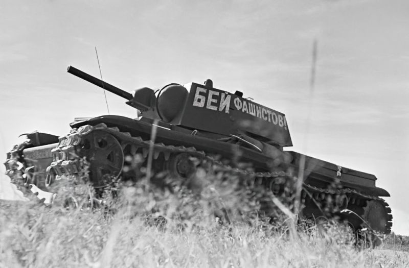 Файл:Бей фашистов (танк).jpg
