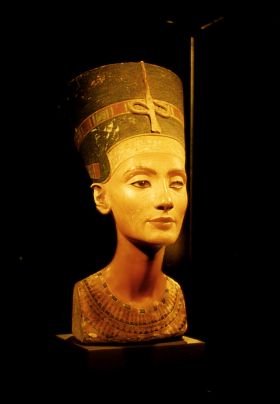 Бюст Нефертити в Египетском музее города Берлина