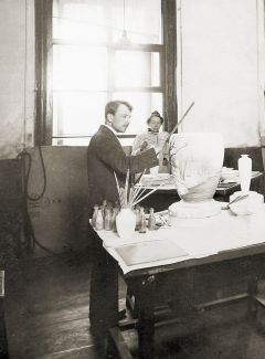 Андрей Большаков в мастерской (на заднем плане - Кордес Ева Фердинандовна)