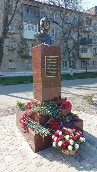 Файл:Бюст Однобокова Петра Максимовича.jpg