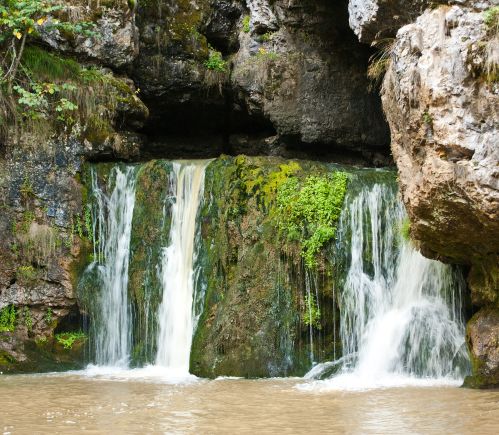Вход в пещеру Атыш у одноимённого водопада