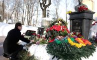 Возложение Дмитрием Медведевым цветов к могиле Анатолия Собчака, 2010
