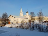 Кладовая палата, за ней видна Надвратная церковь