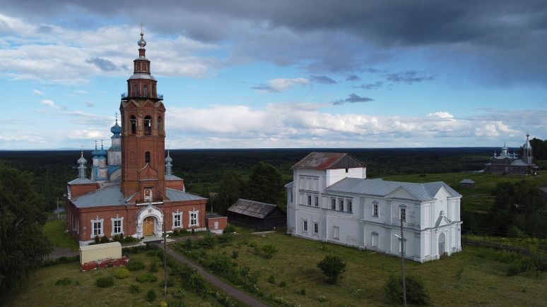 Преображенская церковь 1730 г. и Воскресенский собор 1754 г. города Чердынь, Пермский край,