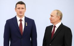 На церемонии вручения медалей «Золотая Звезда» Героям России. С космонавтом-испытателем Научно-исследовательского испытательного центра подготовки космонавтов имени Ю. А. Гагарина Сергеем Кудь-Сверчковым.