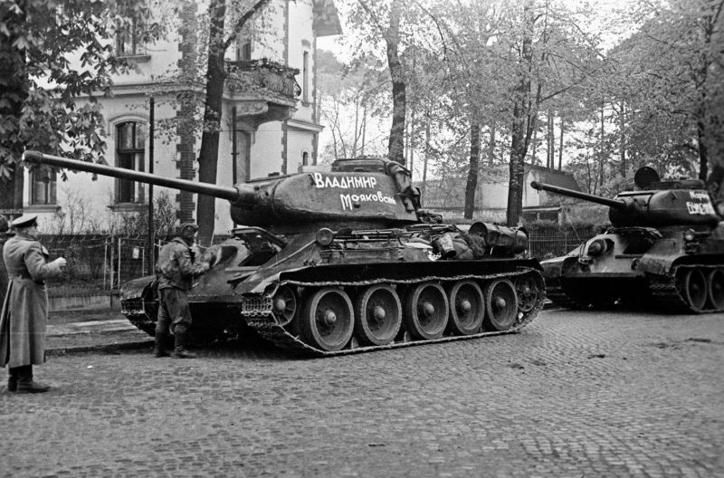 Файл:В Маяковский Т-34.jpg