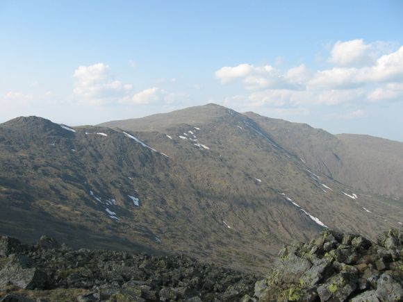 Конжаковский камень (1569 м, Северный Урал), вид с горы Острая Косьва (1403 м)