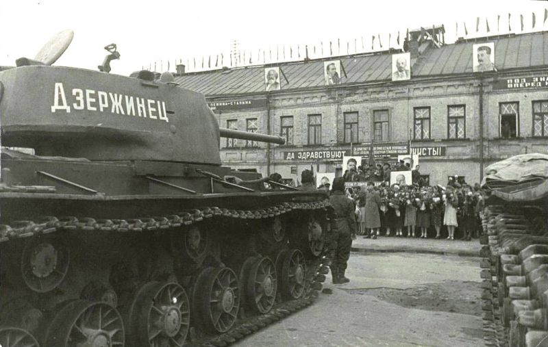 Файл:Дзержинец (танк из колонны).jpg