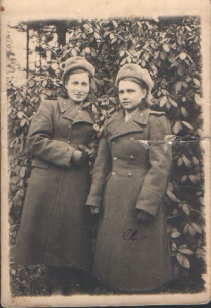 Файл:Елена Тимофеевна Шатурная с боевой подругой.jpg