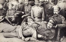 Есенин (впереди) при военном госпитале, 1916 г.