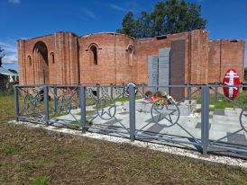 Иоанно-Златоустовский храм (Козино) и мемориал погибшим воинам.jpg