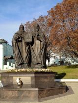 Памятник Патриарху Алексию II и митрополиту Лавру