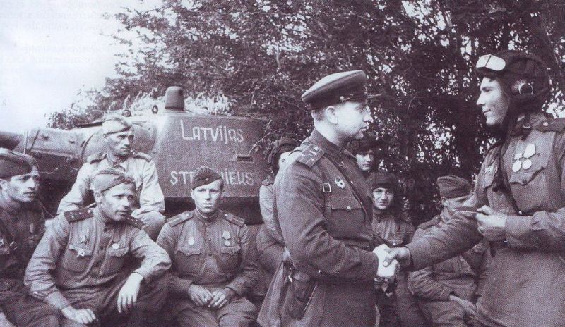 Файл:Латышский стрелок (танковая колонна).jpg