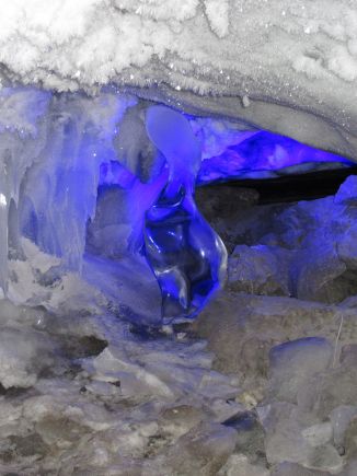 Ледовая скульптура в Кунгурской ледяной пещере