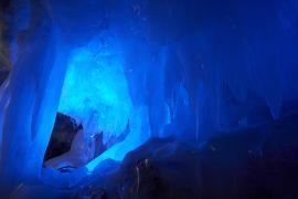 Ледяные сталактиты Кунгурской пещеры