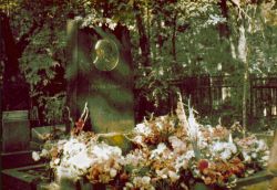 Могила Сергея Есенина в 1983 году.jpg