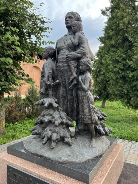 Файл:Монумент Партизанам Смоленщины (операция Дети).jpg