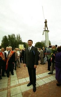 Бубка возле своего памятника в Донецке