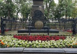 Ограда у памятника Глинке 1 (Смоленск).jpg