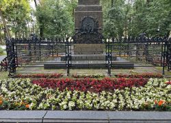 Ограда у памятника Глинке 3 (Смоленск).jpg