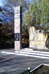 Памятная доска на стеле в Воронеже