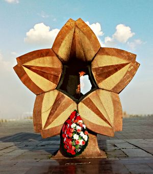 Памятник «Каменный цветок».jpg