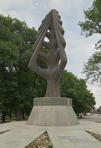Файл:Памятник Древо жизни, Нальчик.jpg