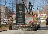 Памятник жертвам радиационных аварий и испытаний в Ижевске. 2002 год