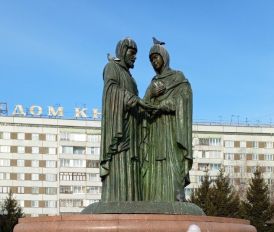 Памятник Петру и Февронии Муромских в Красноярске.jpg