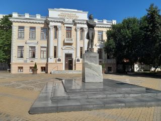 Памятник Пушкину и здание центральной библиотеки