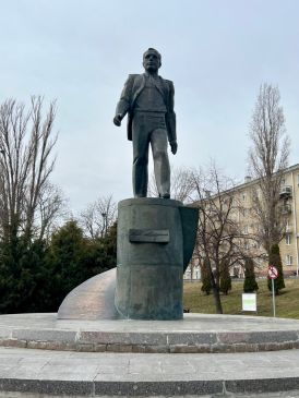 Памятник Юрию Гагарину в Саратове.jpg