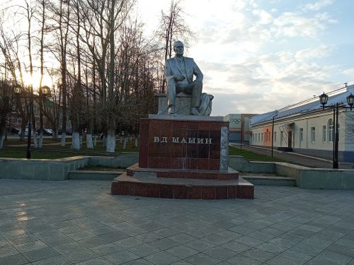 8. Памятник В. Д. Шашину