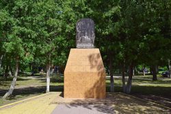 Памятник основателям Новомичуринска