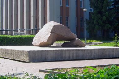 Памятный камень на месте, где стоял дом, в котором родился В.И. Чапаев