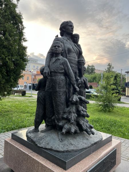 Файл:Партизанам Смоленщины. Монумент. Вид слева.jpg