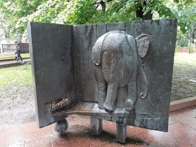 Патриаршие пруды. Скульптура "Слон и Моська"
