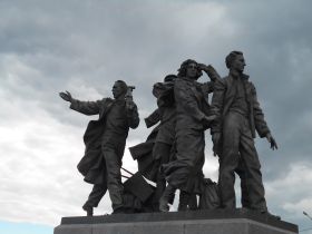 «Первостроителям Комсомольска-на-Амуре», Комсомольск-на-Амуре, 1982 год.