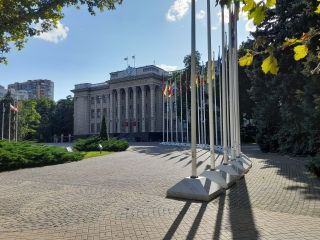 Площадь и здание Законодательного собрания Краснодарского края