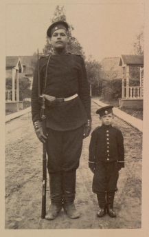 Правофланговый рядовой с ребенком Лейб-гвардии Преображенского полка, 1891 г.