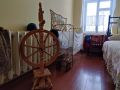 Прялка в коммунальной квартире советских времён в Доме-музее имени Юрия и Валентины Гагариных (Оренбург)