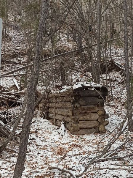 Файл:Разрушенное строение на месторождении.jpg