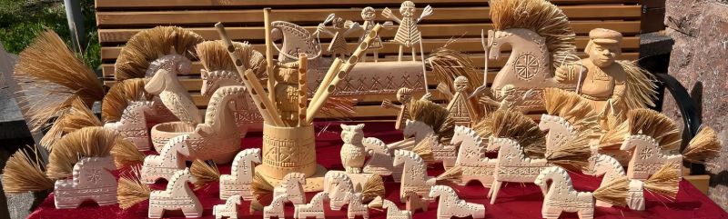 Файл:Резная игрушка. Выставка.jpg