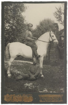 Рядовые (наездник и пеший) в г. Вильна, 1900-е гг.
