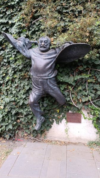 Файл:Сергей Параджанов - памятник.jpg