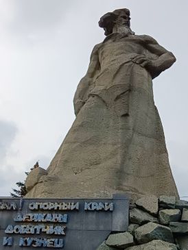 Сказ об Урале - символ Урала. Памятник в Челябинске