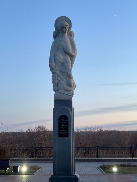 Файл:Скульптура «Архангел Михаил» Шадринск.jpg