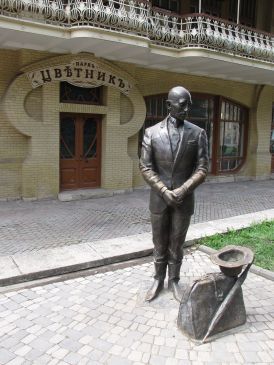 Скульптура Кисы Воробьянинова в парке Цветник.jpg