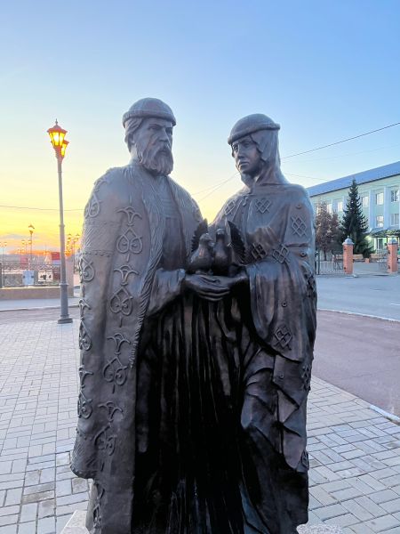 Файл:Скульптура святых Петра и Февронии Шадринск.jpg