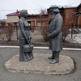 Скульптурная группа Старый город в городе Шадринске.jpg